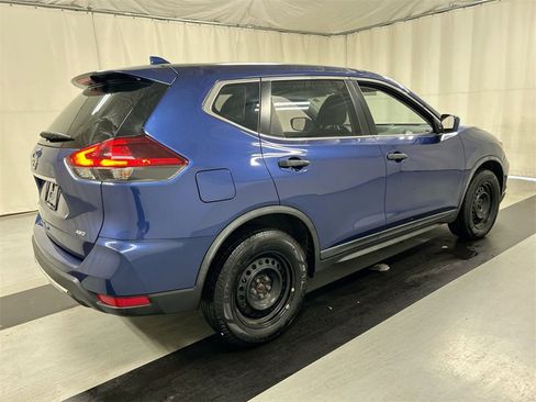 Used 2018 Nissan Rogue S image 2
