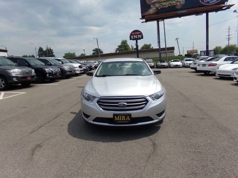 Used 2016 Ford Taurus SE image 2
