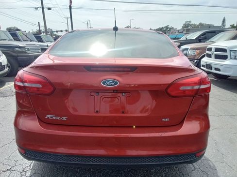 Used 2018 Ford Focus SE w/ SE Appearance Package FWD image 6