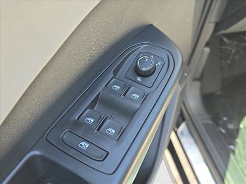 New 2026 Volkswagen Taos SE FWD image 5
