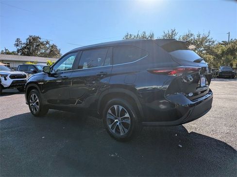 Used 2024 Toyota Highlander XLE image 6
