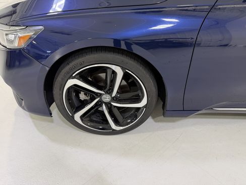 Used 2018 Honda Accord Touring image 9