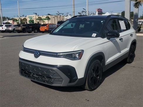 Certified 2025 Volkswagen Taos SE image 2