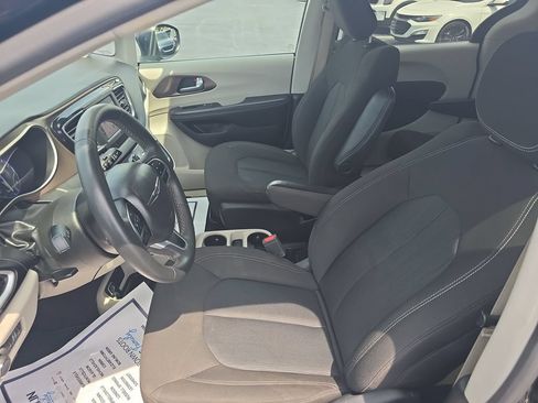 Used 2023 Chrysler Voyager LX FWD image 13