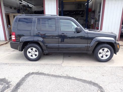 Used 2010 Jeep Liberty Sport w/ Popular Equipment Group AWD/4WD image 21