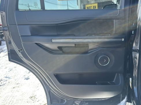 Used 2023 Ford Expedition XLT image 19