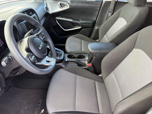 Used 2025 Kia Soul LX w/ LX Technology Package FWD image 24