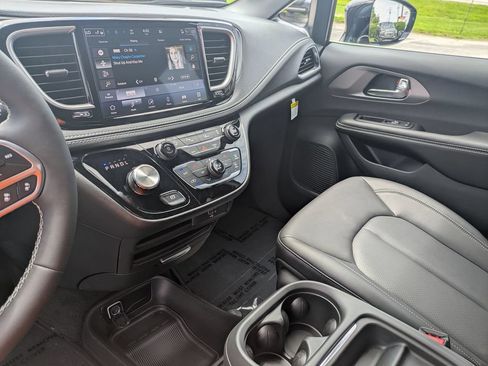 New 2027 Chrysler Pacifica Select FWD image 21