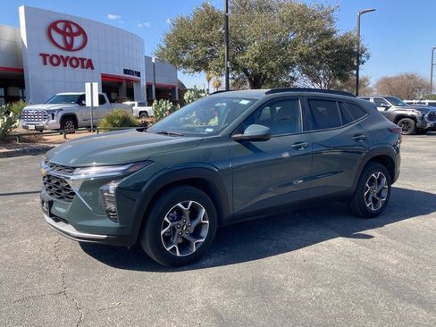 Used 2025 Chevrolet Trax LT image 1