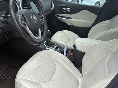 Used 2017 Jeep Cherokee Overland w/ Technology Group image 4