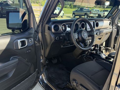 Used 2023 Jeep Gladiator Sport AWD/4WD image 13