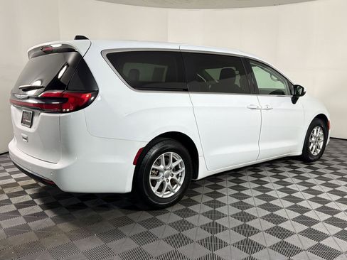 Used 2023 Chrysler Pacifica Touring-L FWD image 7