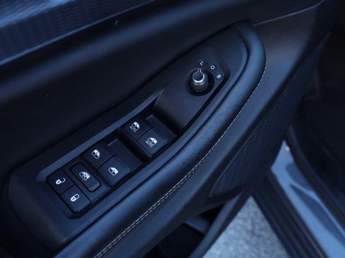 Used 2023 Jeep Grand Cherokee Laredo image 28