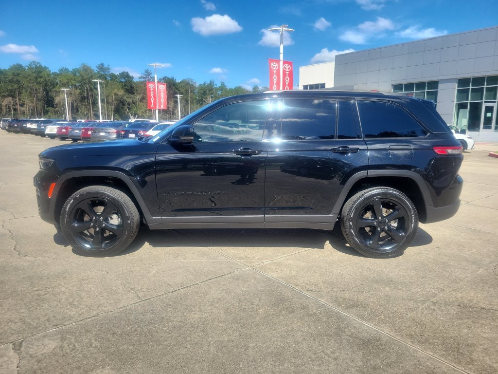 Used 2025 Jeep Grand Cherokee Limited w/ Black Appearance Package RWD image 2