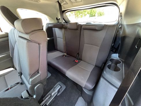 Used 2025 Toyota Highlander LE FWD image 31