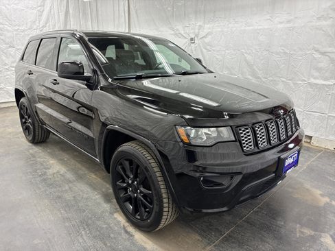 Used 2021 Jeep Grand Cherokee Laredo X image 4