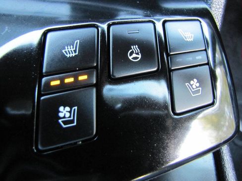 Used 2025 Kia Sportage SX image 38