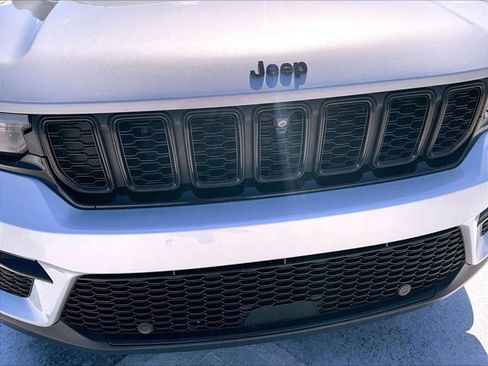 Used 2025 Jeep Grand Cherokee Limited w/ Luxury Tech Group II RWD image 30