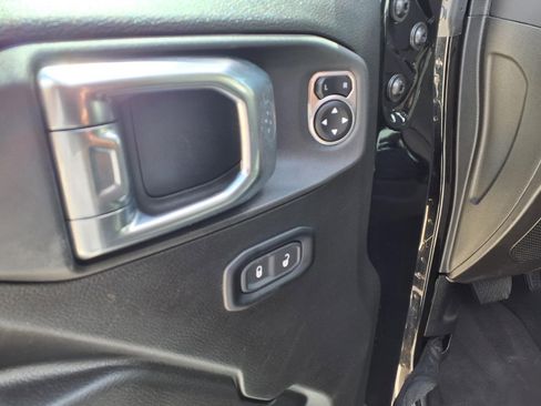 Used 2025 Jeep Wrangler Unlimited Rubicon image 13