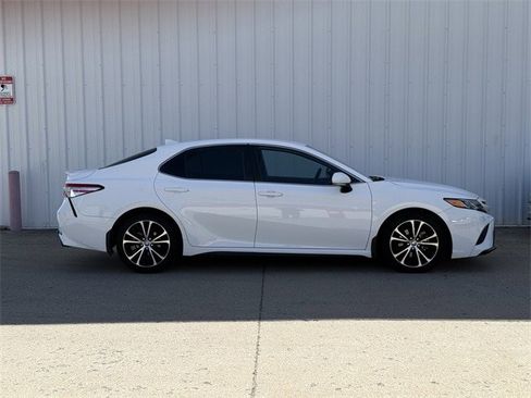 Used 2020 Toyota Camry SE w/ Convenience Package image 3