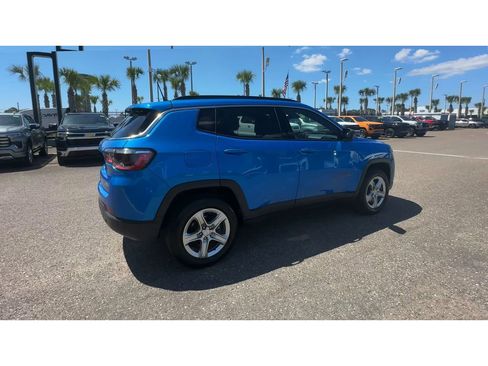 Used 2024 Jeep Compass Latitude AWD/4WD image 2