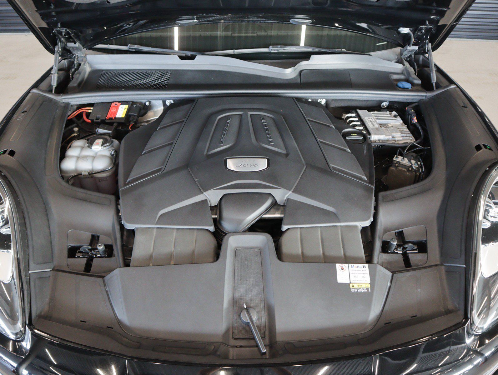 Certified 2022 Porsche Cayenne AWD/4WD image 17