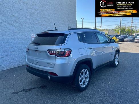 Used 2024 Jeep Compass Latitude AWD/4WD image 7