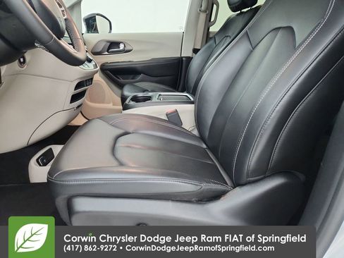Certified 2024 Chrysler Pacifica Touring-L image 20
