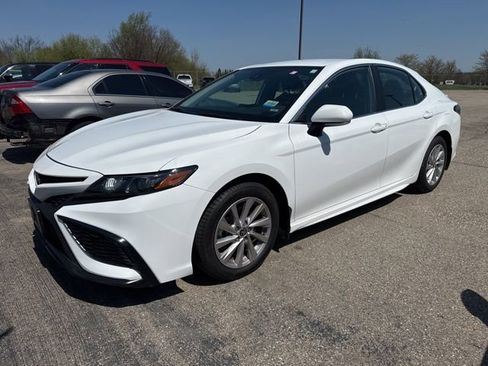 Used 2024 Toyota Camry SE image 2