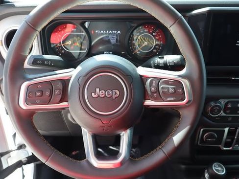 Used 2025 Jeep Wrangler Unlimited Sahara AWD/4WD image 30