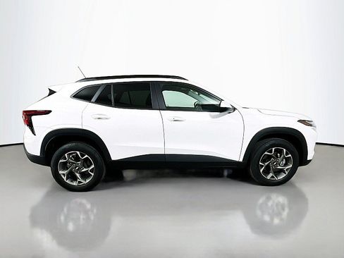 Used 2024 Chevrolet Trax LT w/ Driver Confidence Package FWD image 8