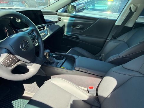 Used 2025 Lexus ES 300h w/ Premium Package FWD image 7