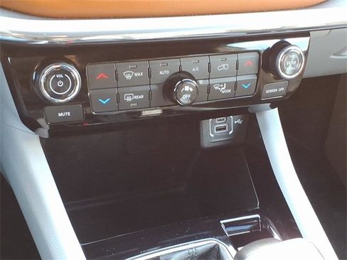 Used 2024 Jeep Compass Limited image 18