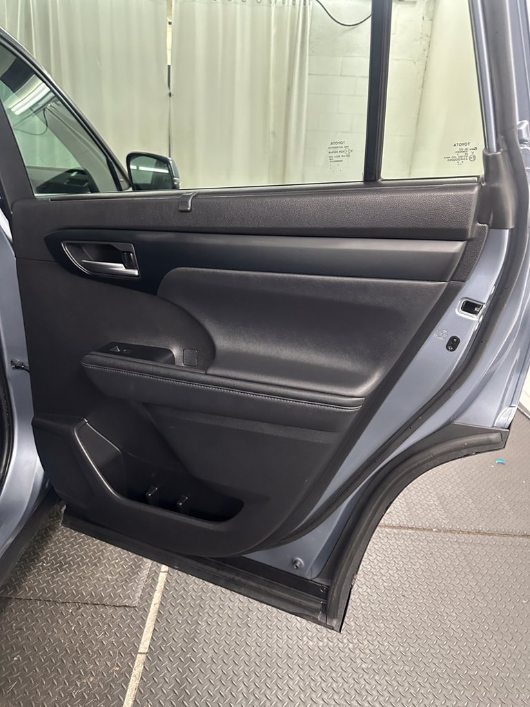 Used 2020 Toyota Highlander XLE AWD/4WD image 37