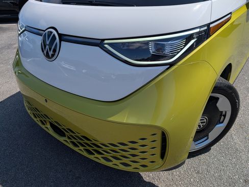Used 2025 Volkswagen ID. Buzz Pro S Plus RWD image 13