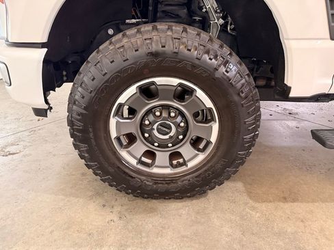Certified 2024 Ford F350 Platinum w/ Tremor Off-Road Package image 16