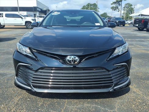 Used 2021 Toyota Camry LE w/ Carpet Mat Package (TMS) image 2