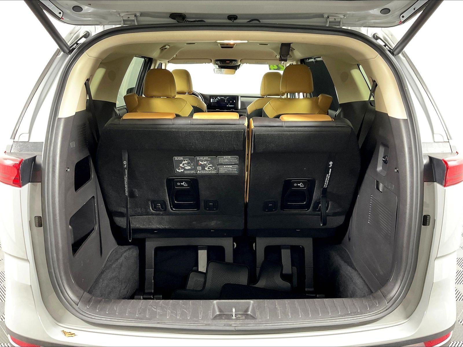 Used 2024 Kia Carnival EX FWD image 37
