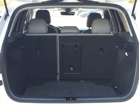 Used 2024 Volkswagen Taos SE image 33