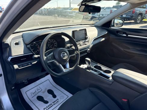 Used 2022 Nissan Altima 2.5 SV FWD image 13