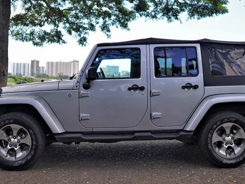 Used 2018 Jeep Wrangler Unlimited Sahara w/ Connectivity Group AWD/4WD image 4