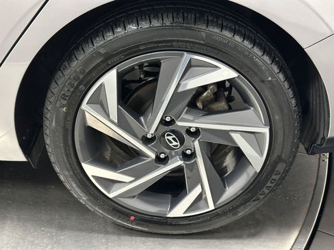 Used 2025 Hyundai Elantra SEL FWD image 19