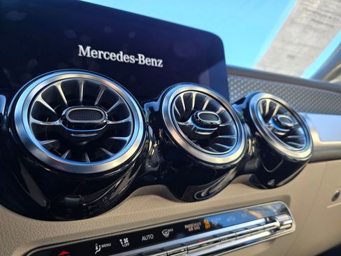 Used 2024 Mercedes-Benz GLB 250 4MATIC image 3