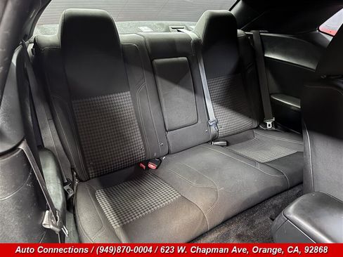 Used 2015 Dodge Challenger SXT RWD image 8