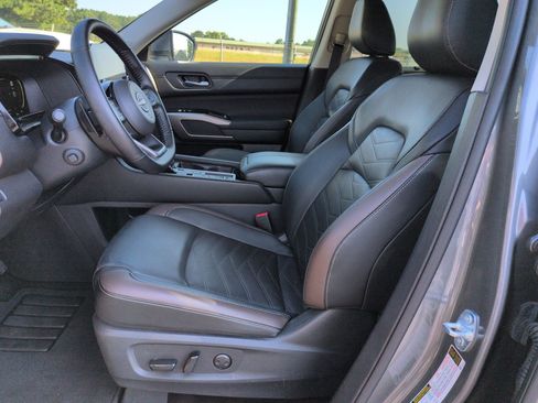 Used 2025 Nissan Pathfinder Platinum FWD image 15