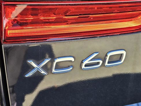 Used 2022 Volvo XC60 B5 Inscription w/ Advanced Package image 12