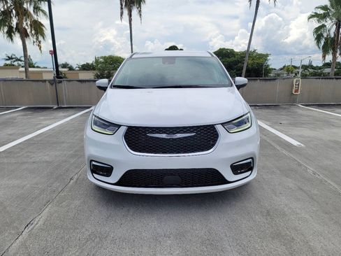Used 2023 Chrysler Pacifica Touring-L AWD/4WD image 3