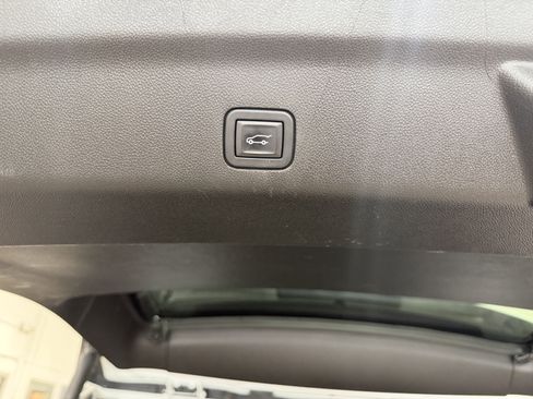 Used 2023 Chevrolet Suburban Premier image 31