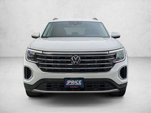 Used 2025 Volkswagen Atlas SE image 2