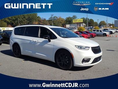 Used 2024 Chrysler Pacifica Limited w/ Uconnect Theater Family Group